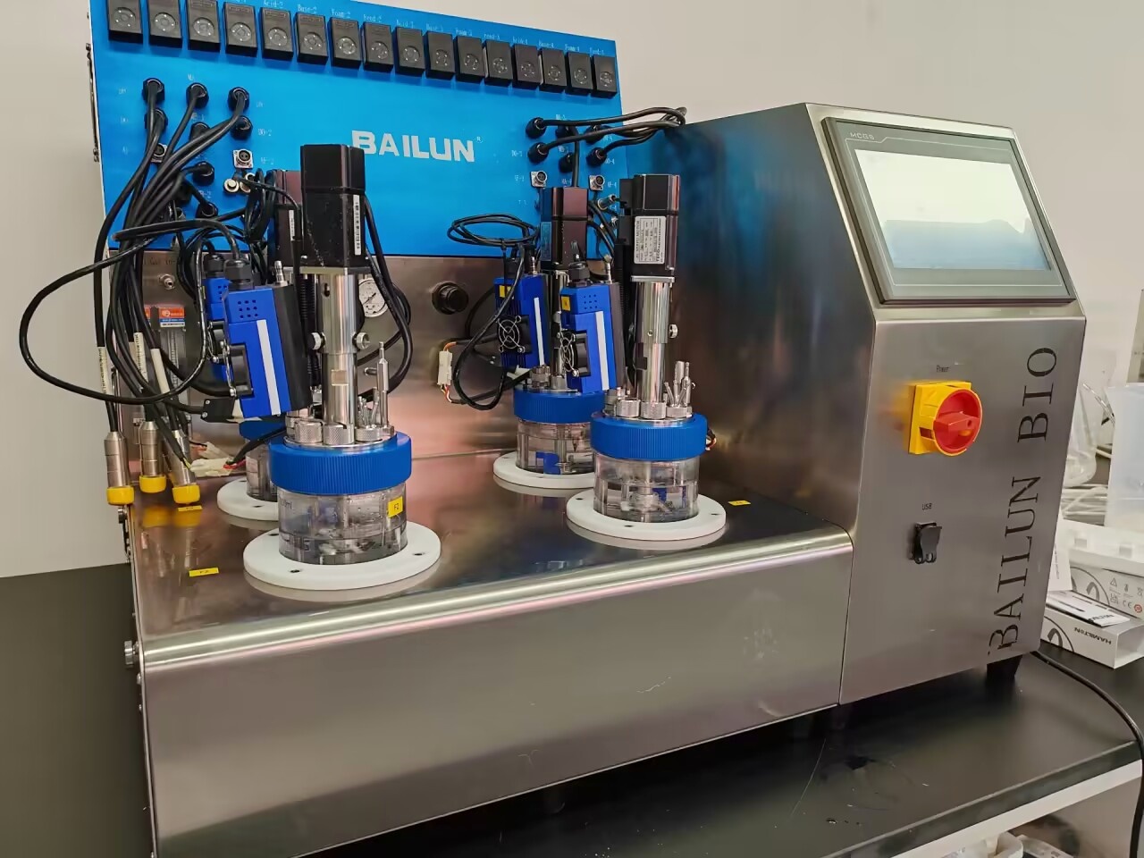 High-throughput Micro Bioreactor Waterless Temperature Control